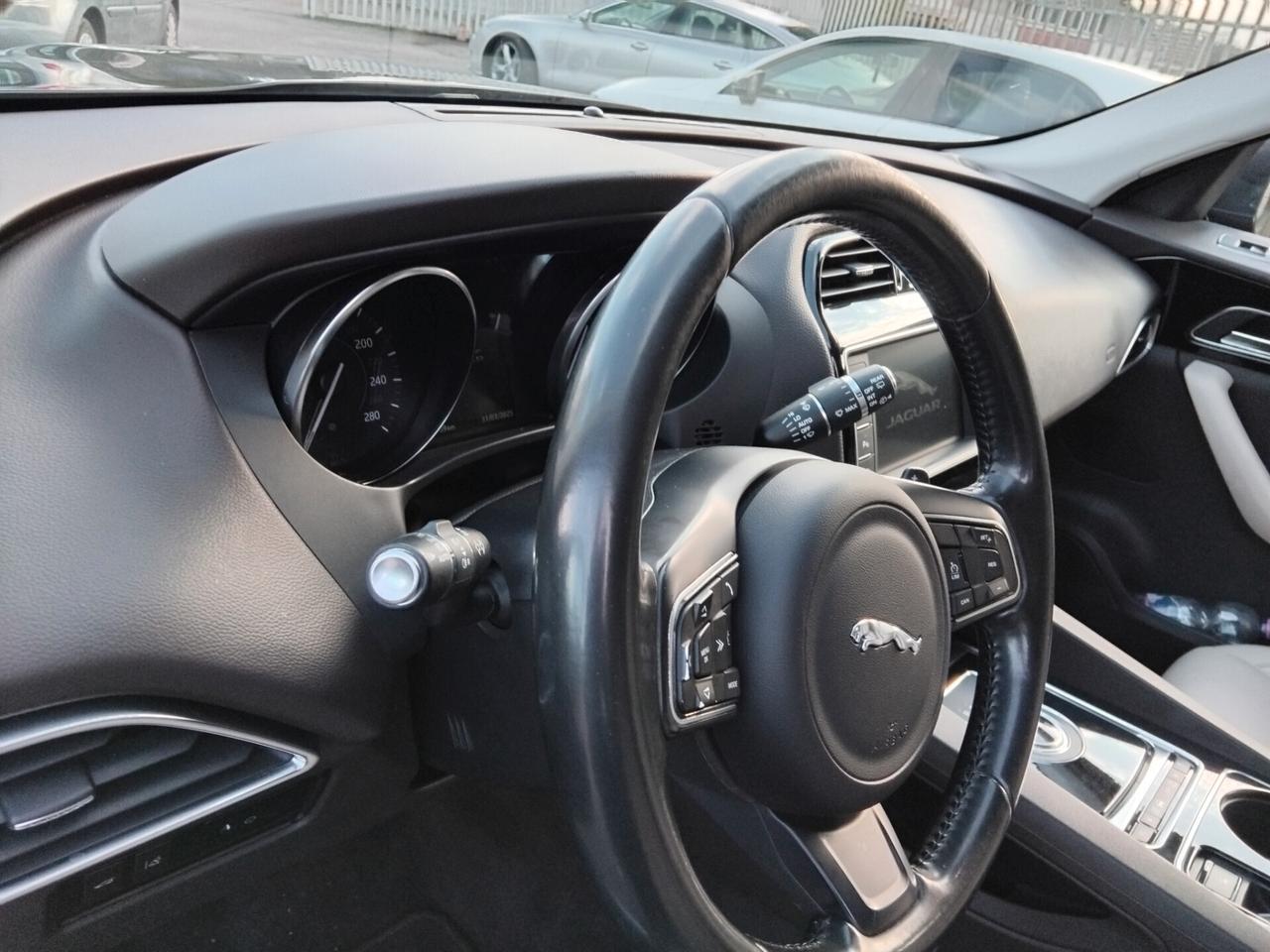 Jaguar F-Pace 2.0 D 180 CV Portfolio permuto