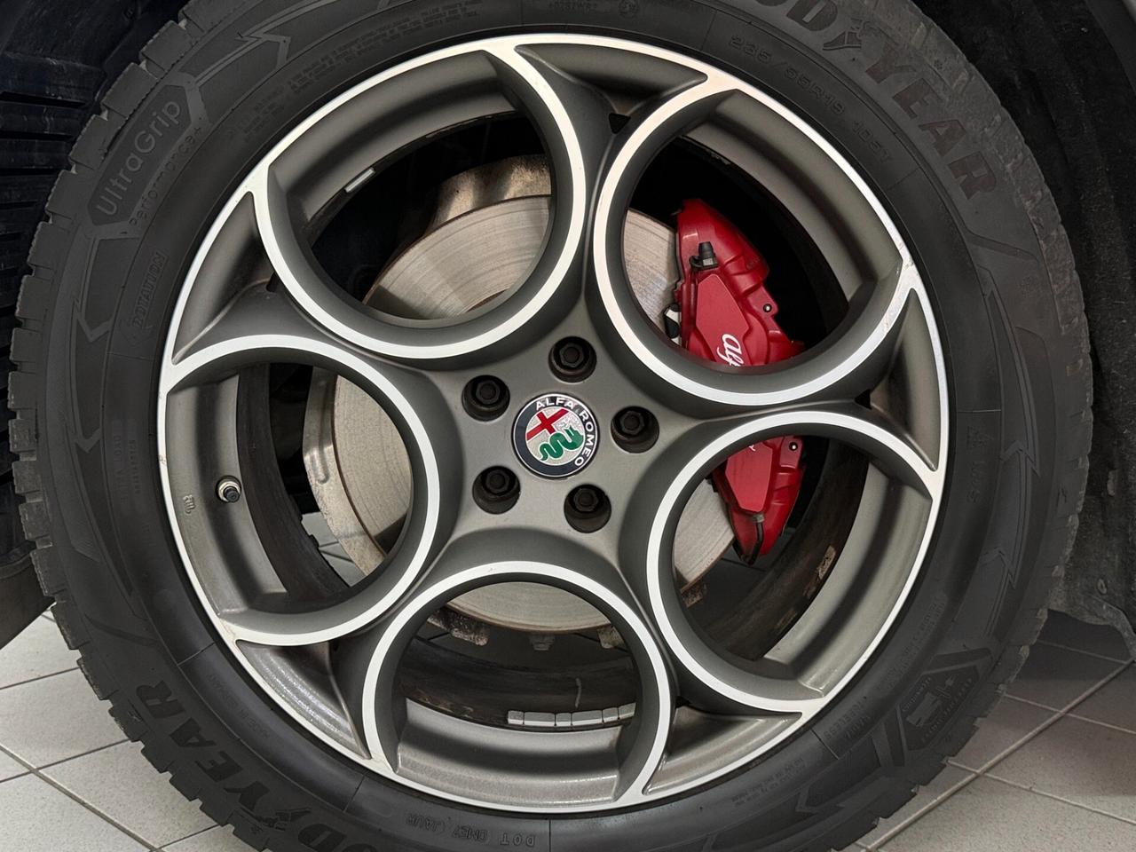 Alfa Romeo Stelvio 2.2 TD 160 CV ROSSO EDIZIONE CERCHI 19" PADDLE PINZE ROSSE RETROCAMERA DISTRIBUZIONE ESEGUITA FRENI