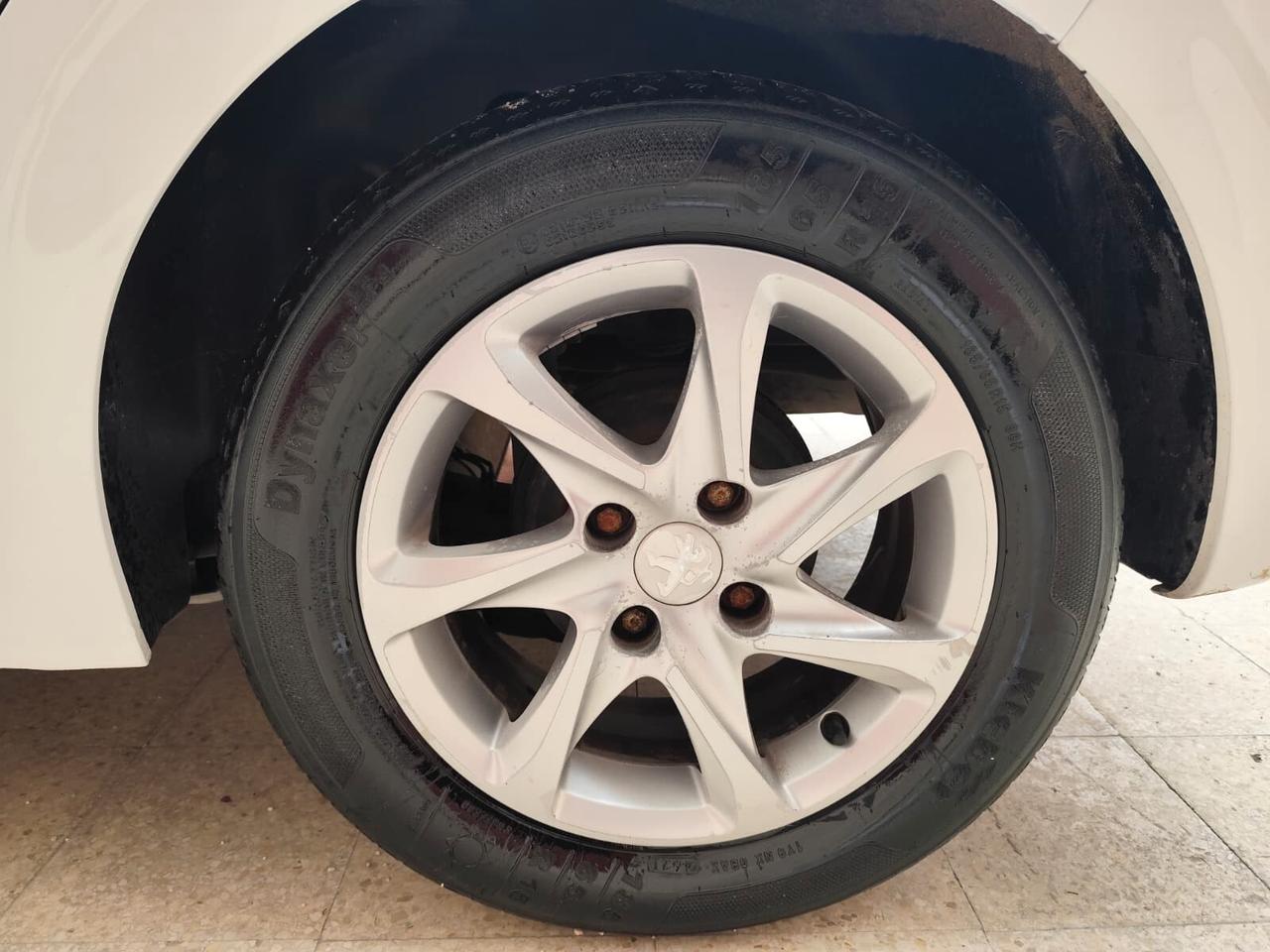 Peugeot 208 1.4 HDi 68 CV 5 porte Allure