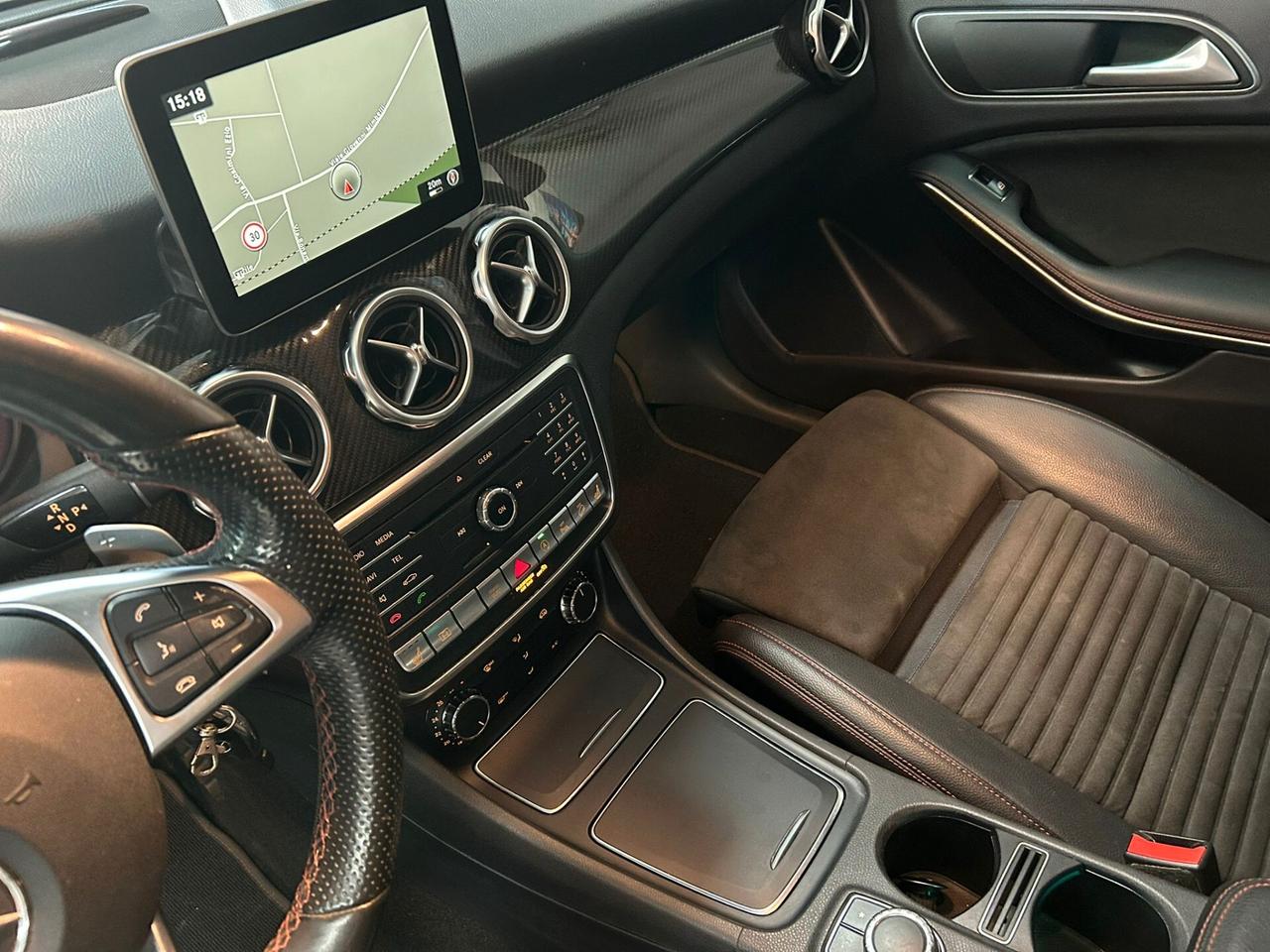 Mercedes-benz GLA 250 Auto 4Matic Premium AMG-Line