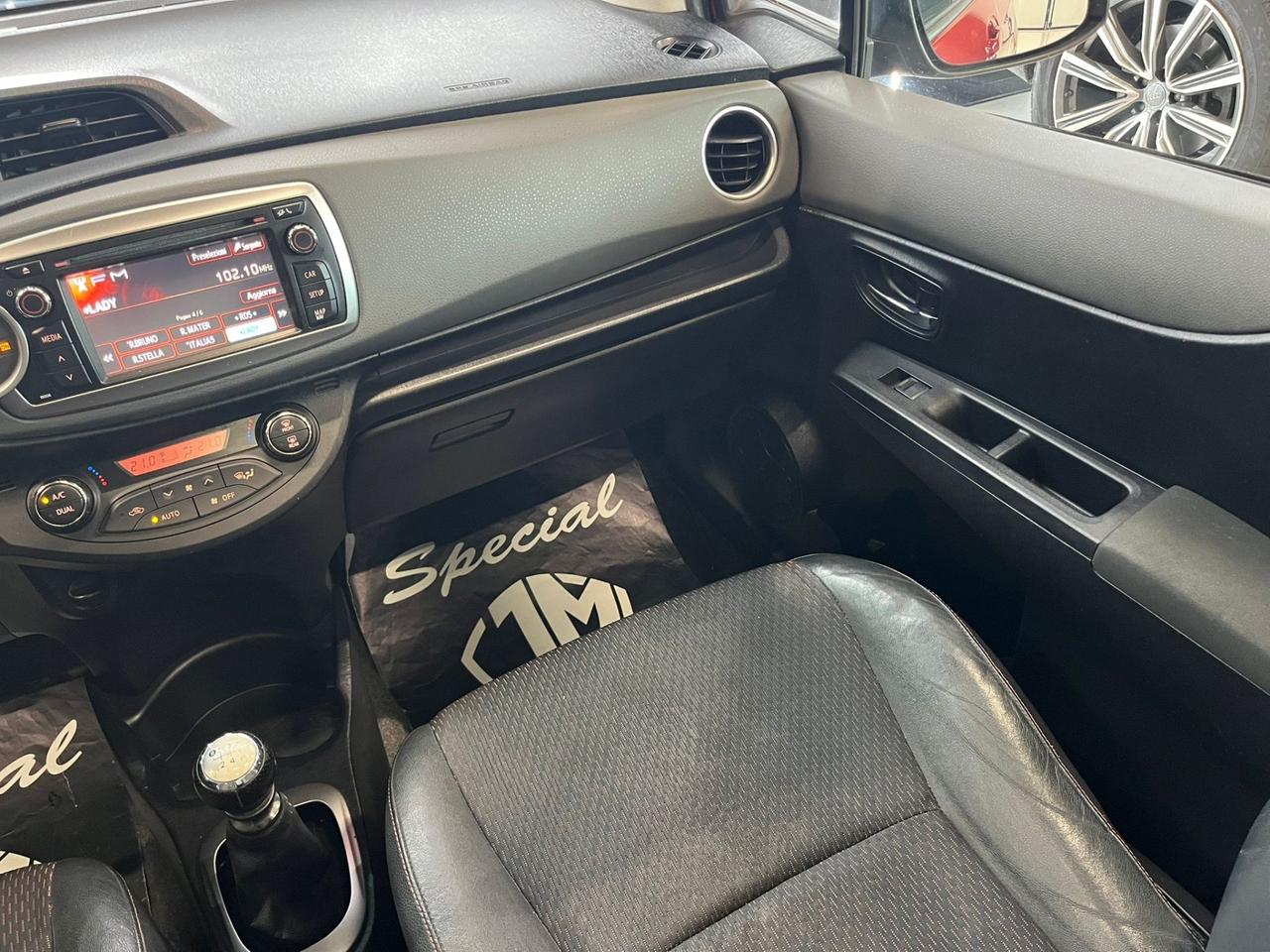 Toyota Yaris 1.4 D-4D 5 porte Lounge TETTO OK NEOPATENTATI
