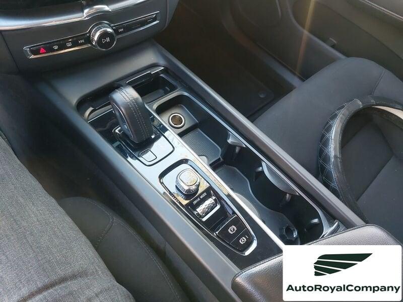 Volvo XC60 B4 D automatico Momentum IVA ESPOSTA
