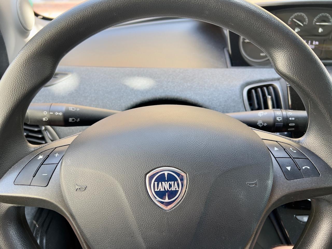 Lancia Ypsilon 1.0 FireFly 5 porte S&S Hybrid Ecochic Silver