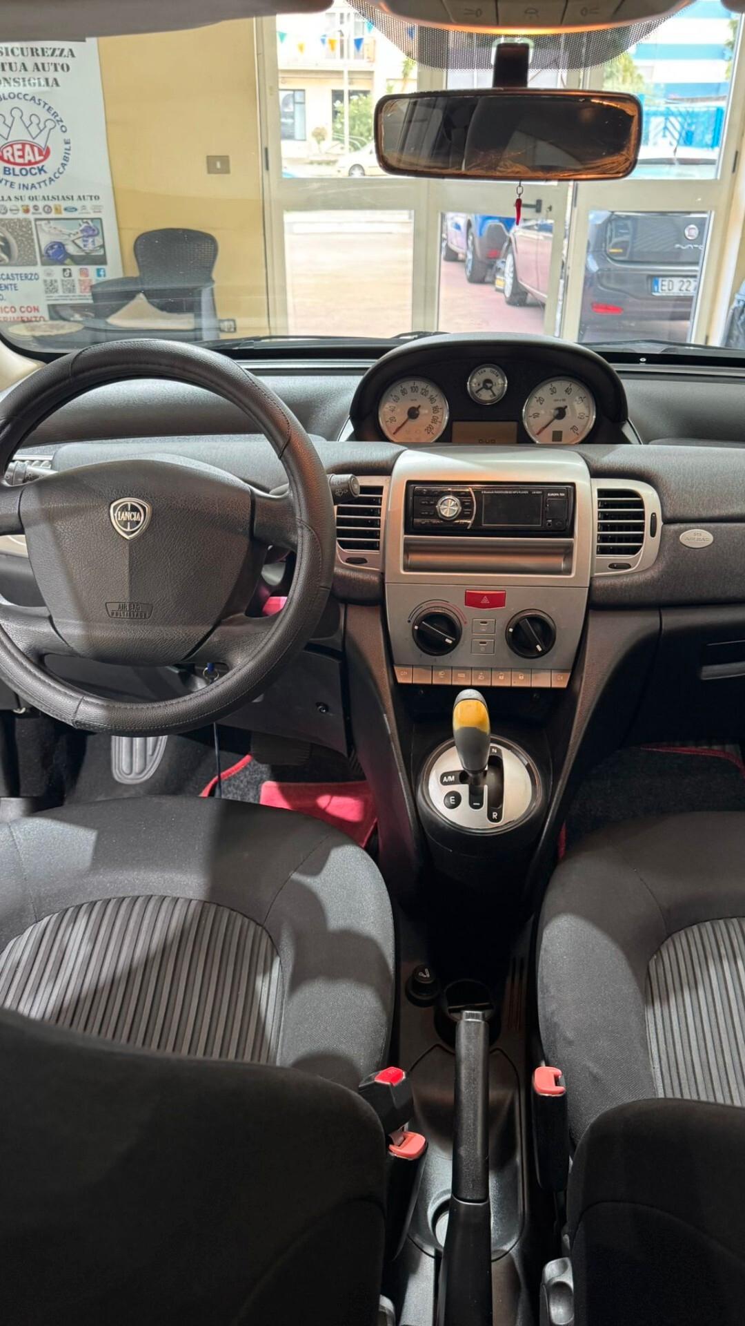 Lancia Ypsilon 1.3 MJT 75 CV Versus