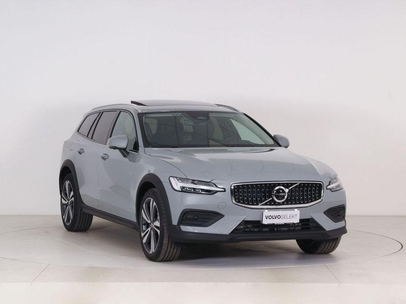 Volvo V60 Cross Country B5 AWD automatico Plus Dark