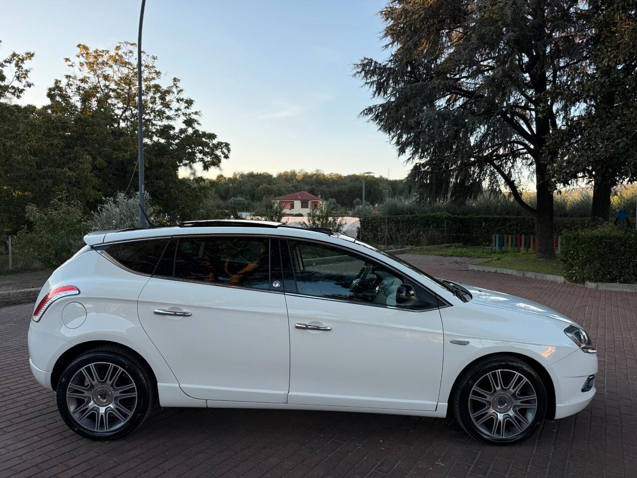 Lancia Delta 1.4 T-Jet 120 CV Gold Ecochic GPL,tetto apribile,pelle,cerchi 17,cruise control,comandi al volante,blu&me,sensori di parcheggio,full