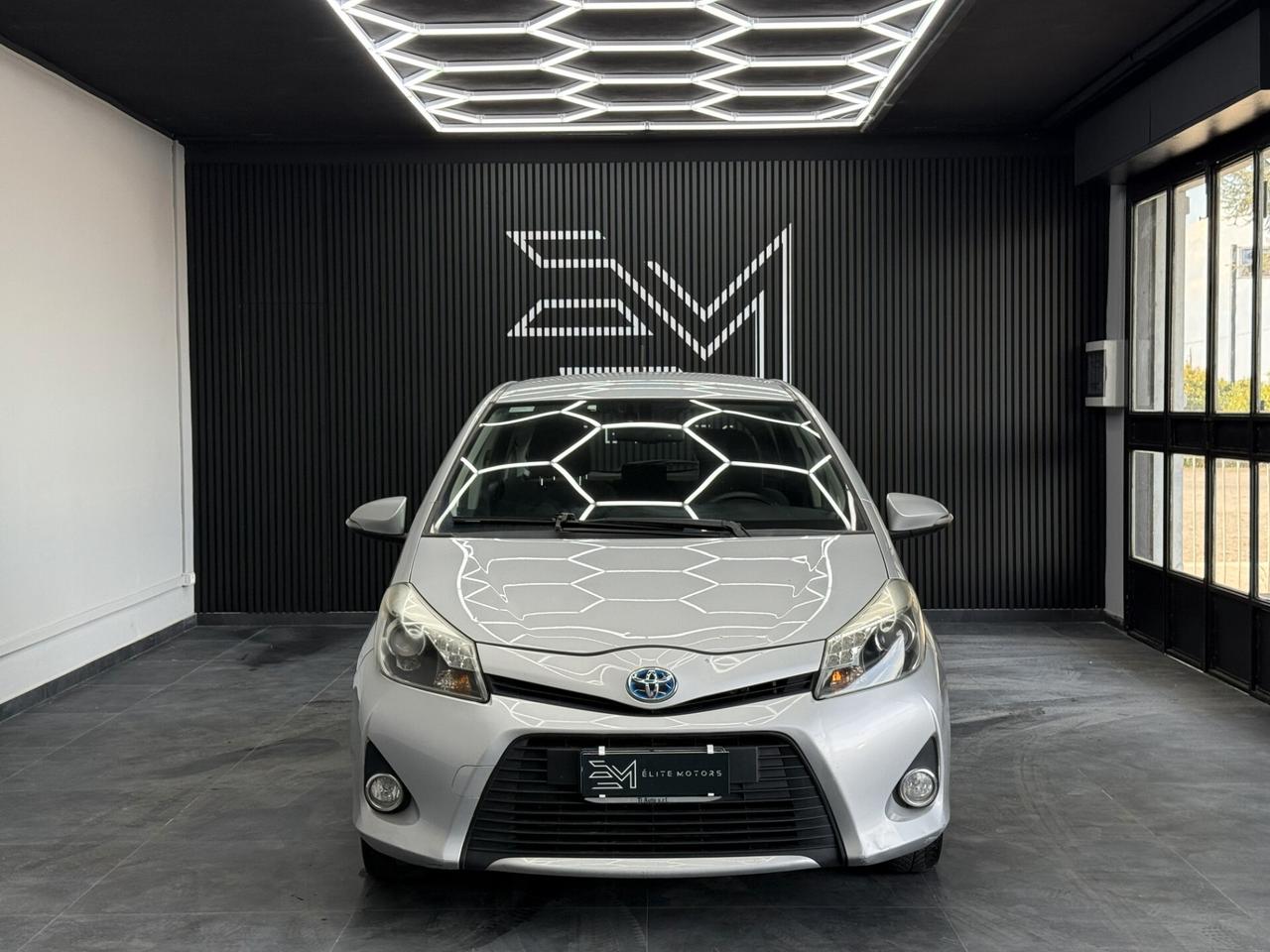 Toyota Yaris HYBRID LOUNGE