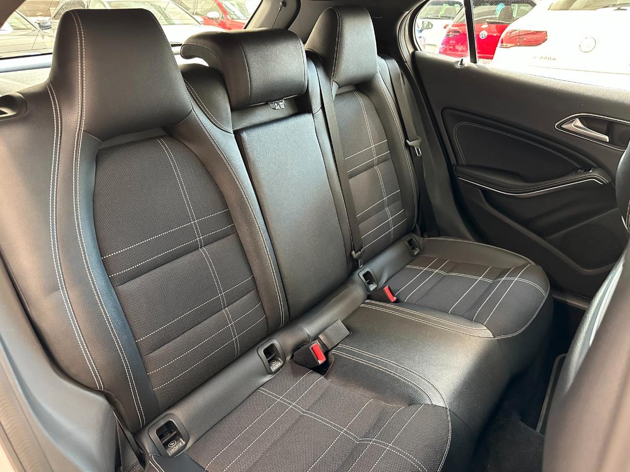 Mercedes GLA 200 Sport - Xeno - 18" - Navi - Sensori park