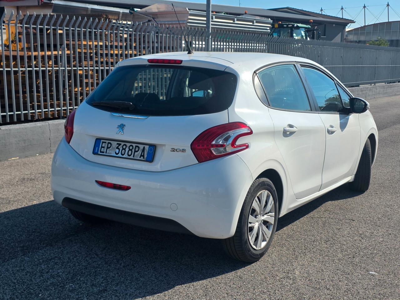 Peugeot 208 1.4 HDi 68 cv 23km con 1 litro