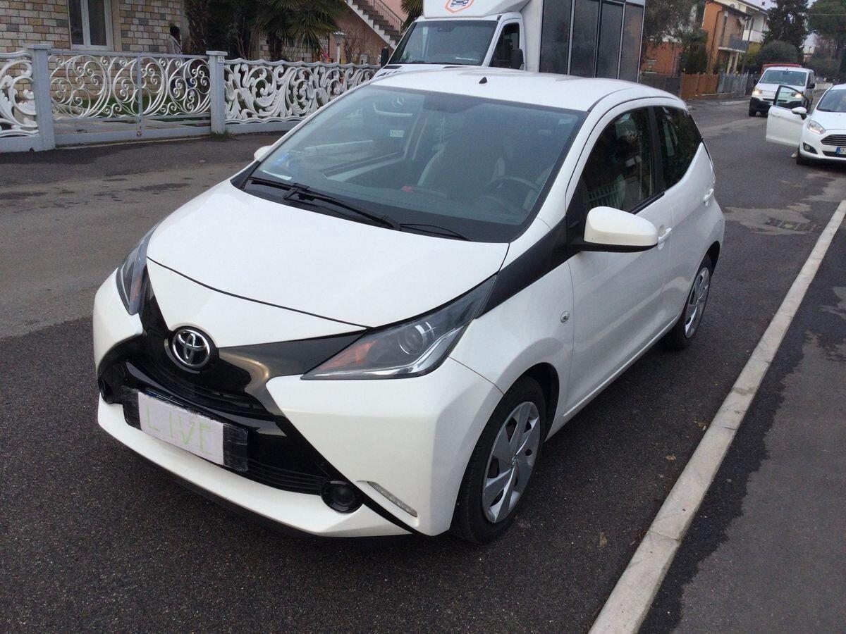 Toyota Aygo 1.0 VVT-i 69 CV 5 porte x-play MMT