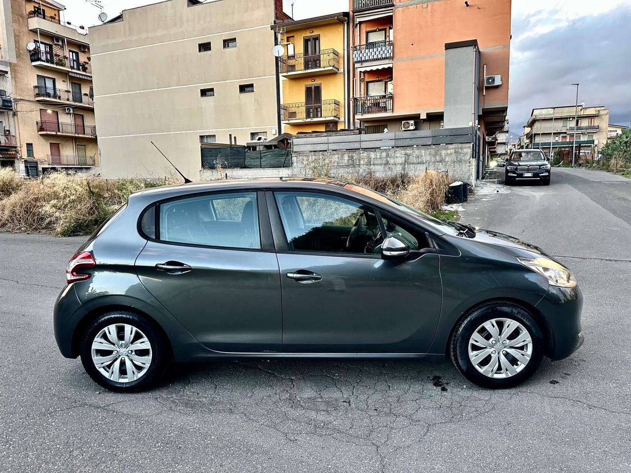 Peugeot 208 1.4 HDi 68 CV 5 porte Allure