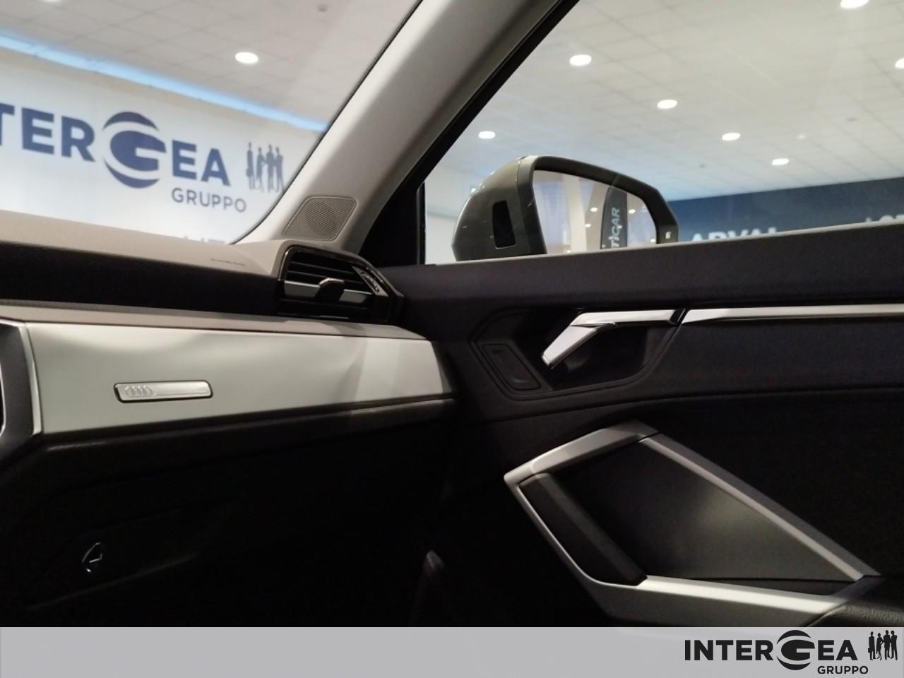 AUDI Q3 35 2.0 tdi Business s-tronic