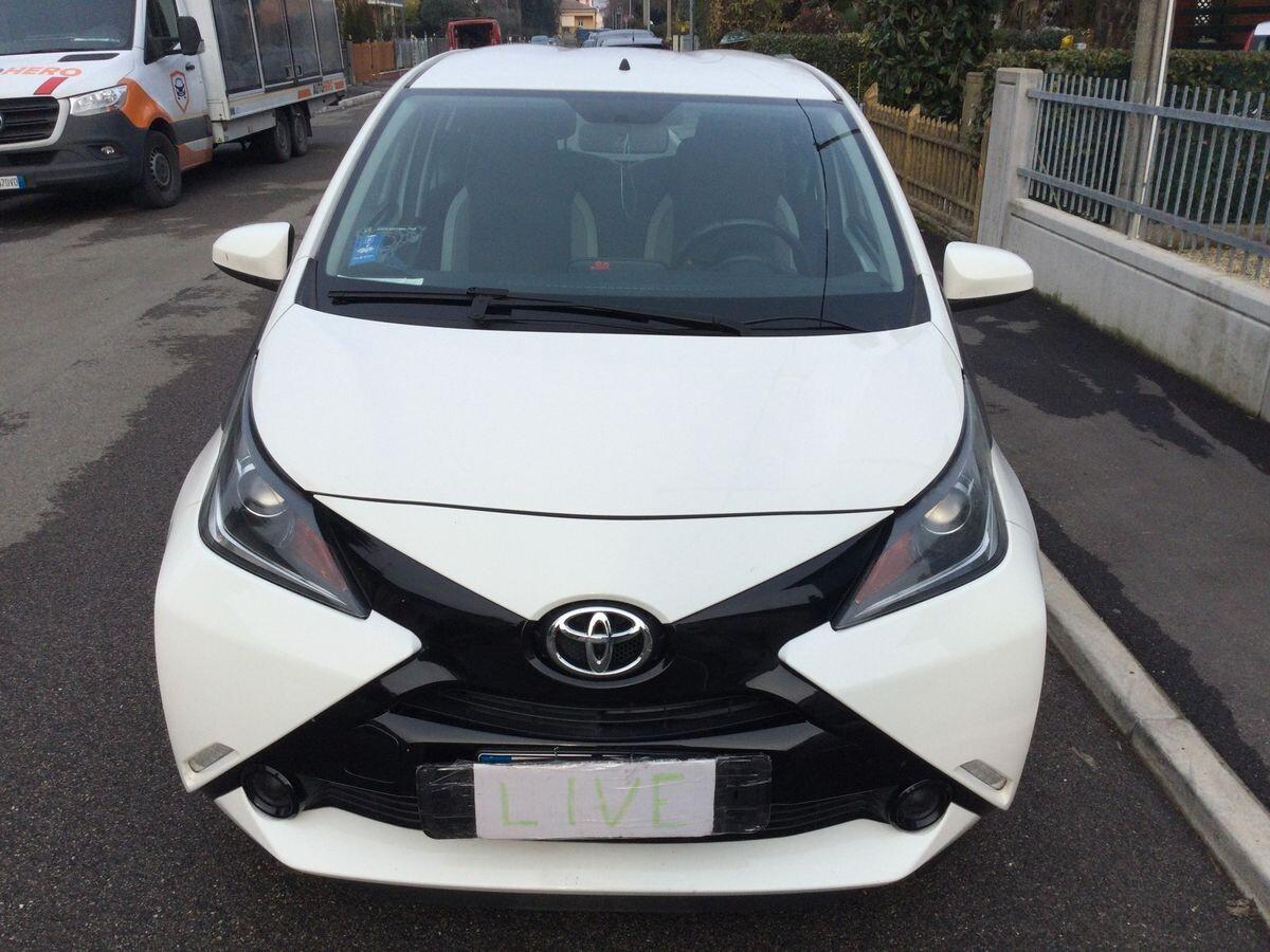 Toyota Aygo 1.0 VVT-i 69 CV 5 porte x-play MMT