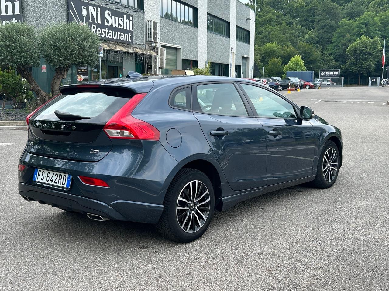 Volvo V40 D2 Geartronic R-Design | Navi LED PDC Cruise Uniproprietario