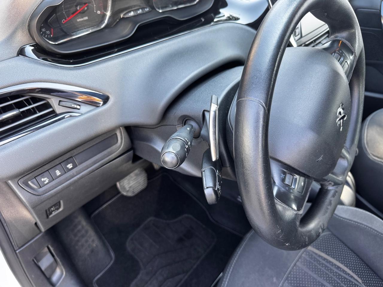 Peugeot 208 1.4 e-HDi 68 CV automatica/ neopatentati