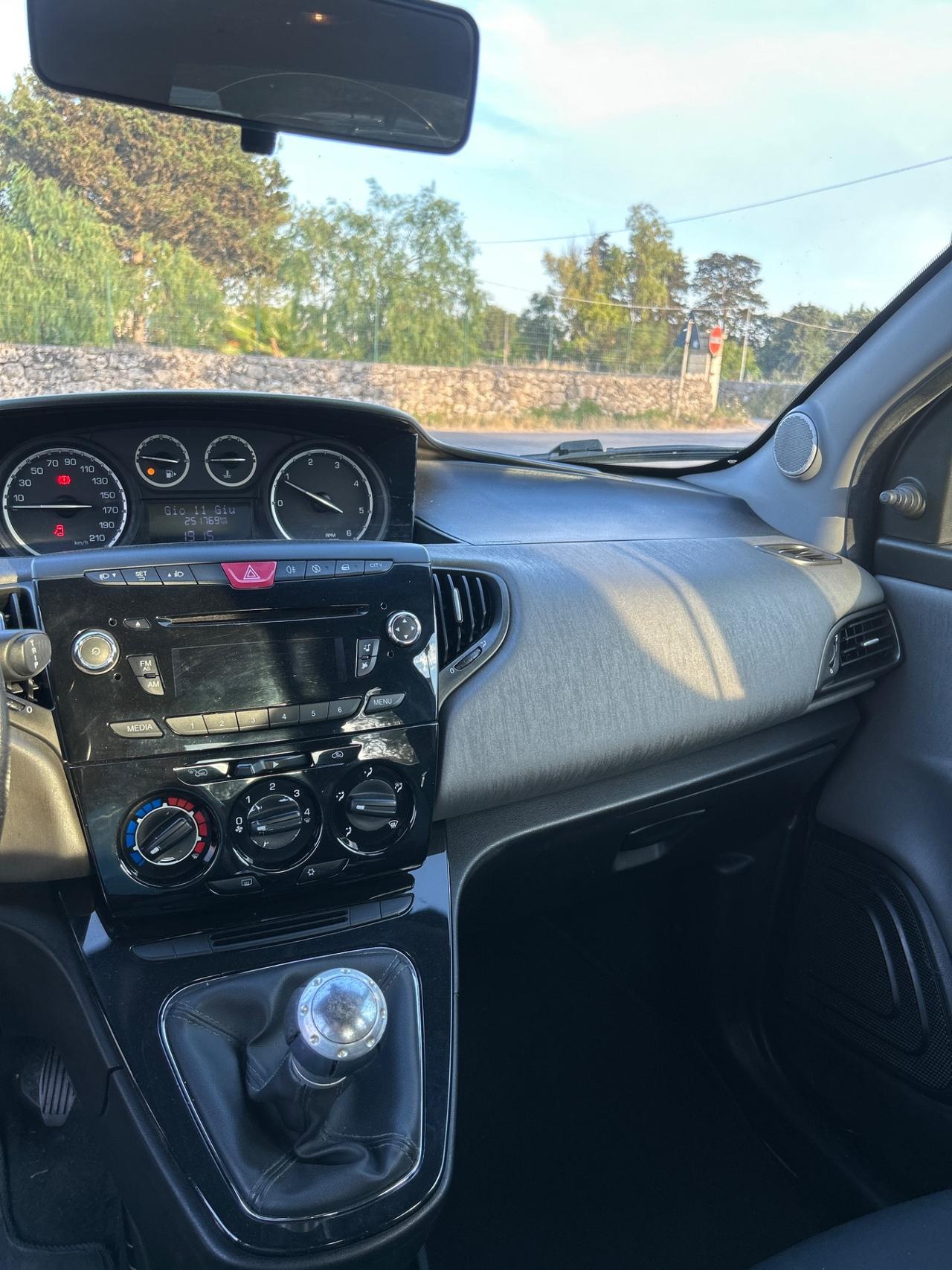 Lancia Ypsilon 1.3 MJT 5 porte-2012