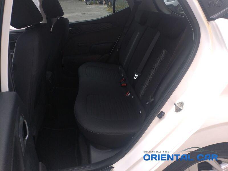 Hyundai i10 i10 1.0 TECH + CONNECT PACK + SENSORI DI POSTEGGIO + VETRI OSCURATI + TRENO DI GOMME INVERNALI
