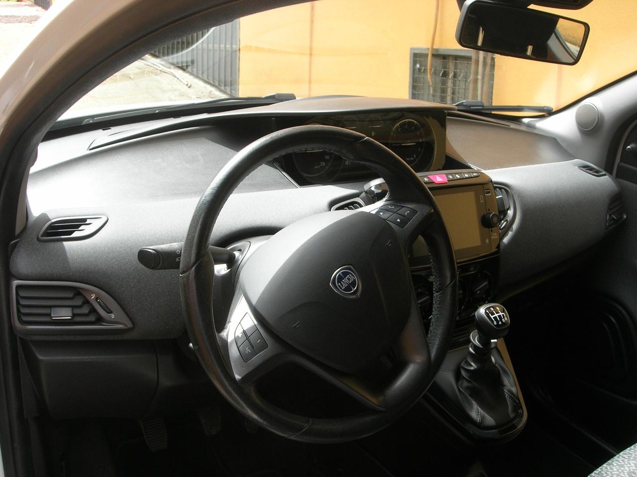 Lancia Ypsilon 1.0 FireFly 5 porte S&S Hybrid Ecochic Silver