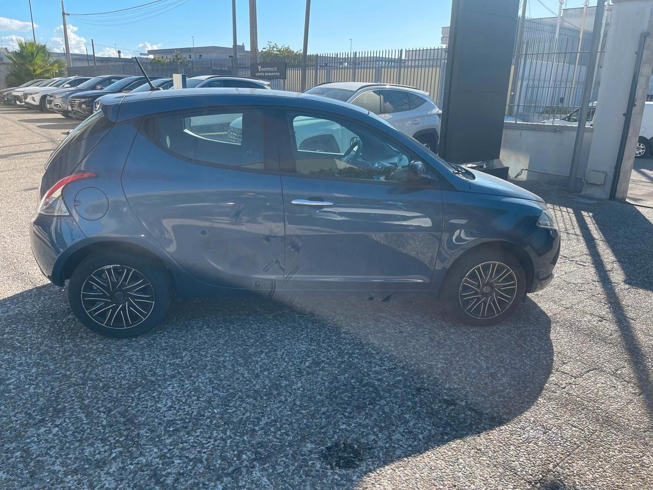 Lancia Ypsilon 1.0 FireFly 5 porte S&S Hybrid Ecochic Silver