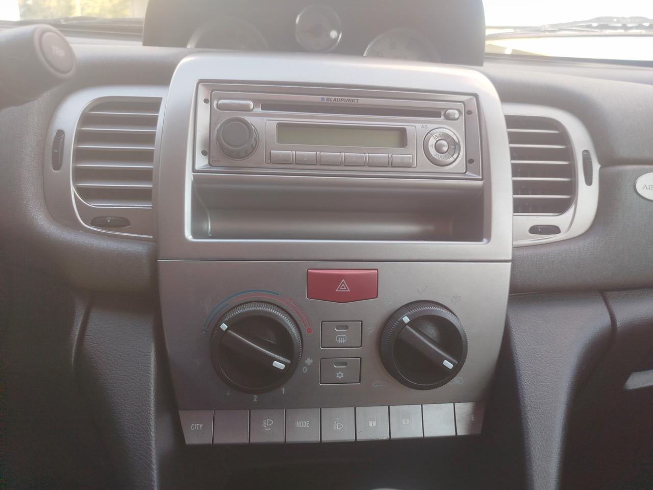 Lancia Ypsilon 1.4 16V MomoDesign
