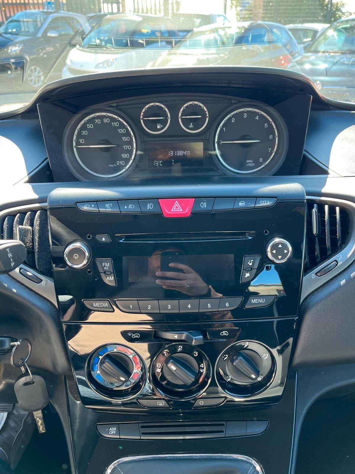 Lancia Ypsilon 1.2 69 CV 5 porte Silver