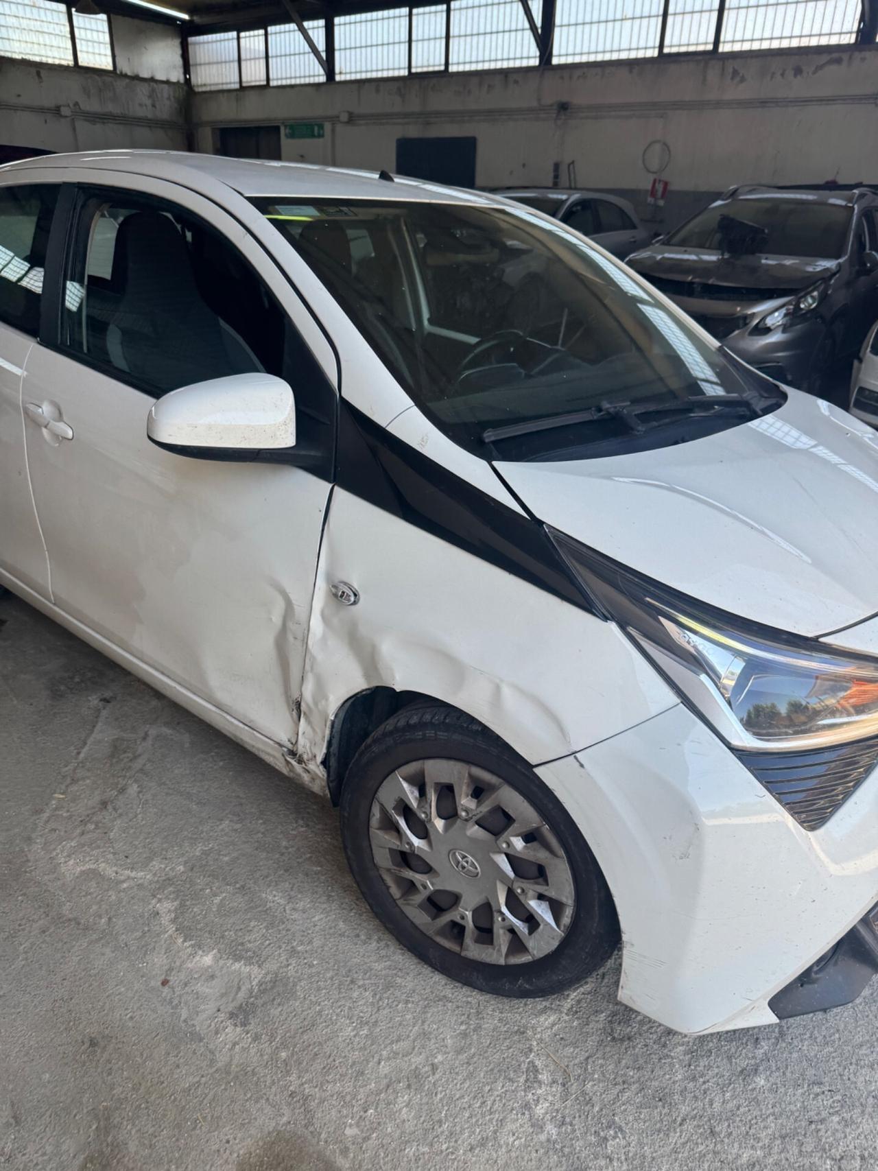 Toyota Aygo 1.0 VVT-i 69 CV 5 porte x-business MMT