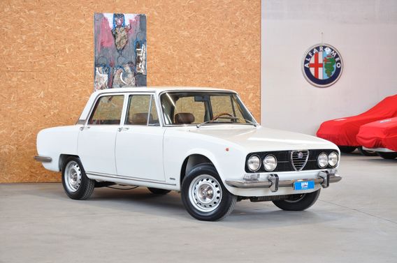 Alfa Romeo 2000 berlina targhe nere Torino interni spettacolari