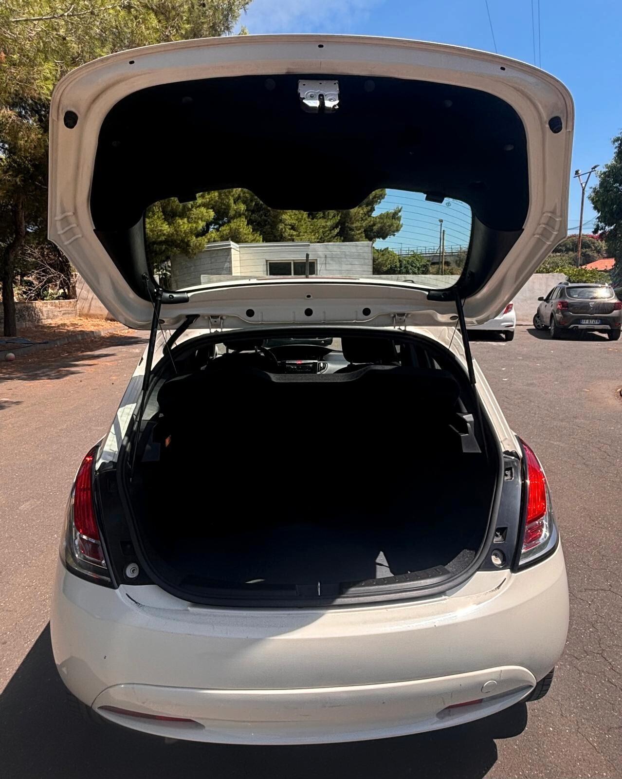 Lancia Ypsilon 1.2 69 CV 5 porte GPL Ecochic Silver