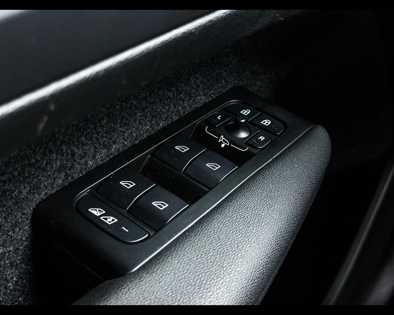 VOLVO XC40 B4 AWD Geartronic Momentum Pro