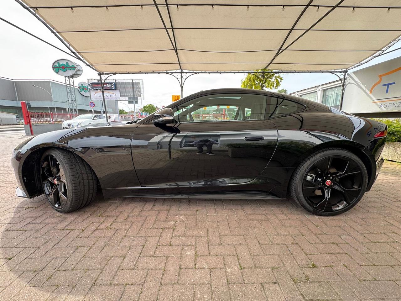 Jaguar F-Pace R-Dynamic Black 2.0 P 300