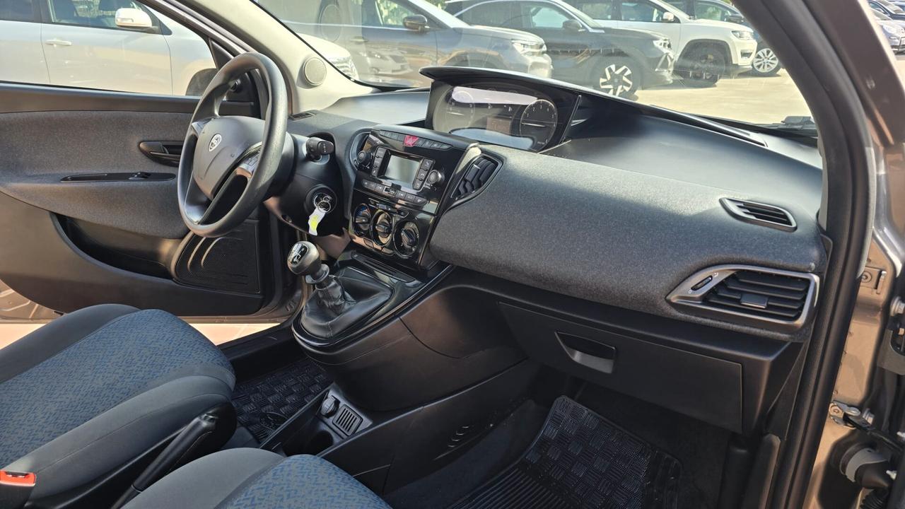 Lancia Ypsilon 1.0 FireFly 5 porte S&S Hybrid Ecochic Silver