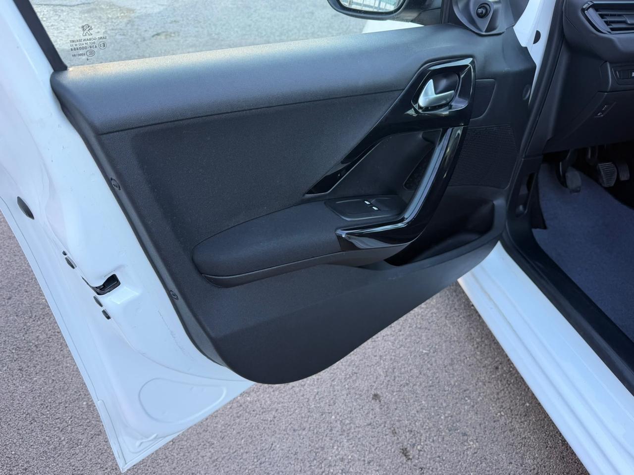 Peugeot 208 autocarro motore sostituito