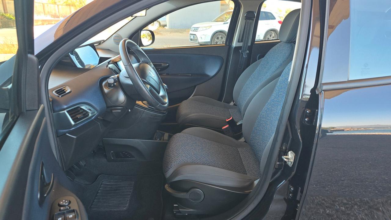 Lancia Ypsilon 1.0 FireFly 5 porte S&S Hybrid Gold