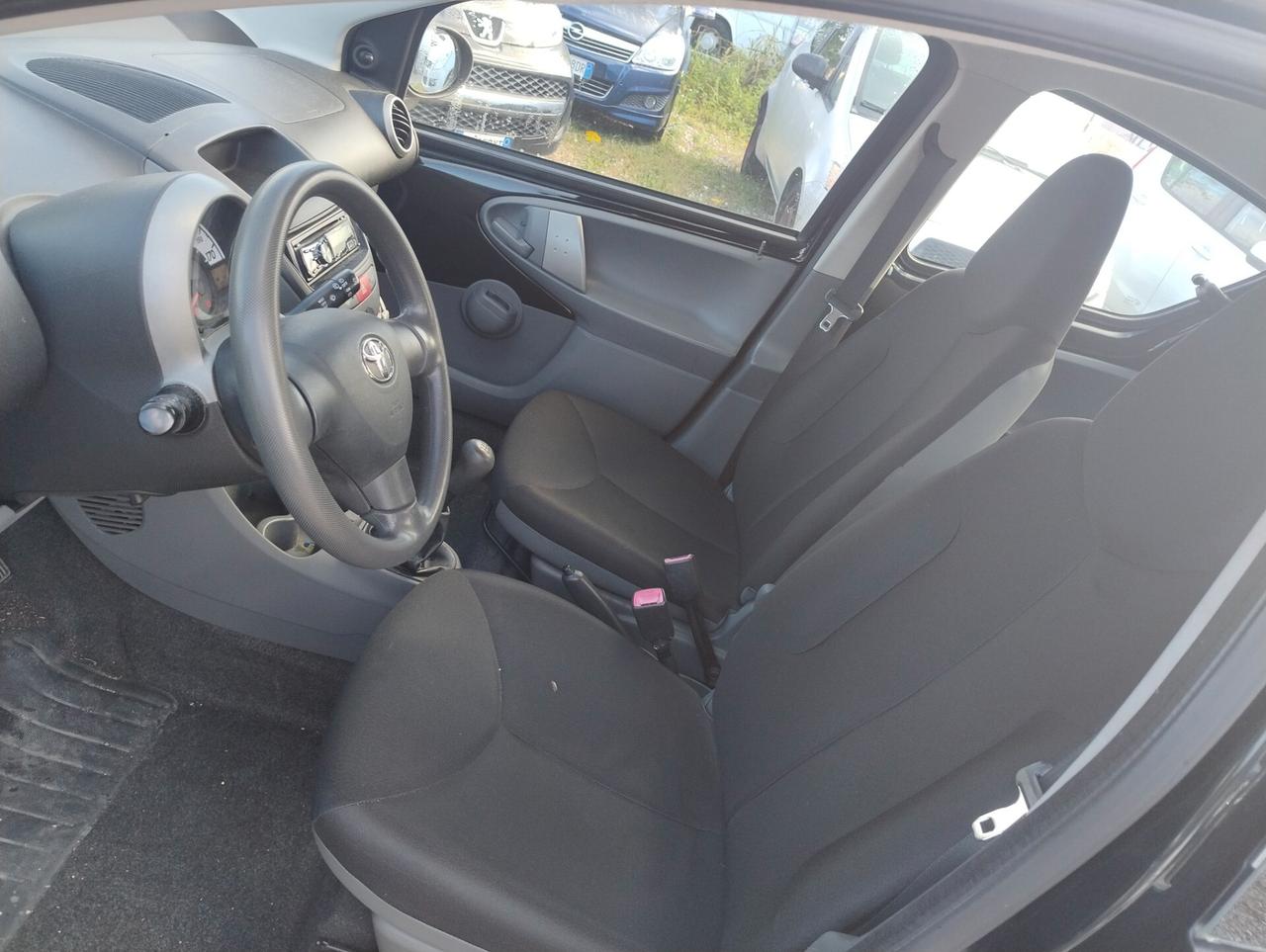 Toyota Aygo 1.0 12V VVT-i 5 porte Sol Connect Red Edition