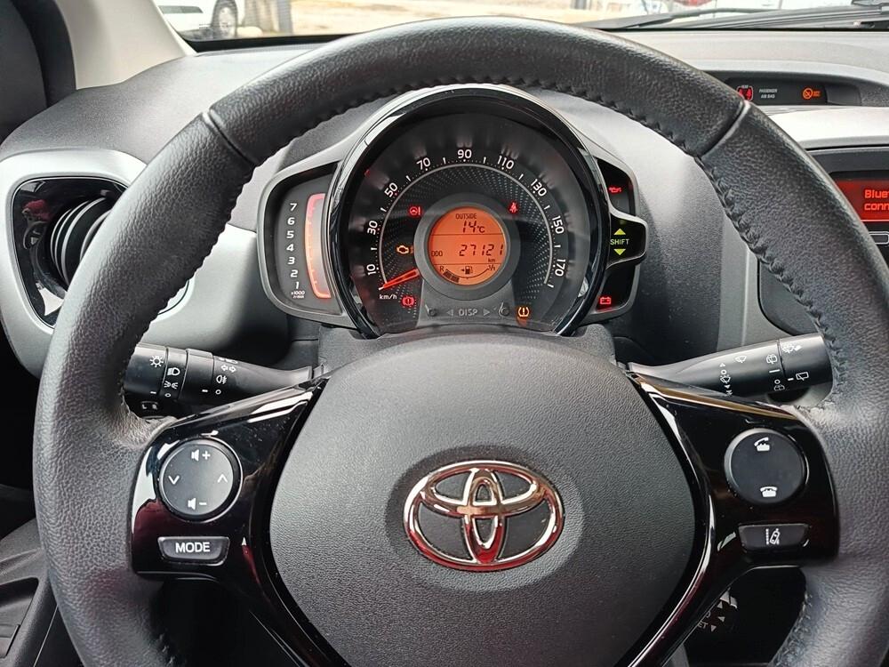 Toyota Aygo Connect 1.0 VVT-i 72 CV 5 porte x-clusiv red style
