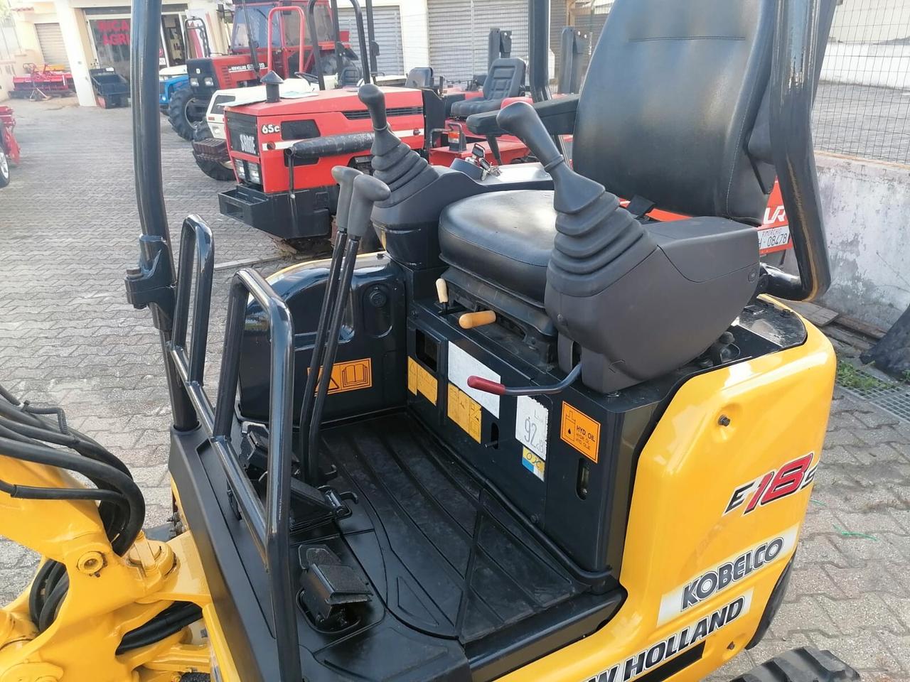 Escavatore Seminuovo New-Holland E18 SR (18 Quintali)