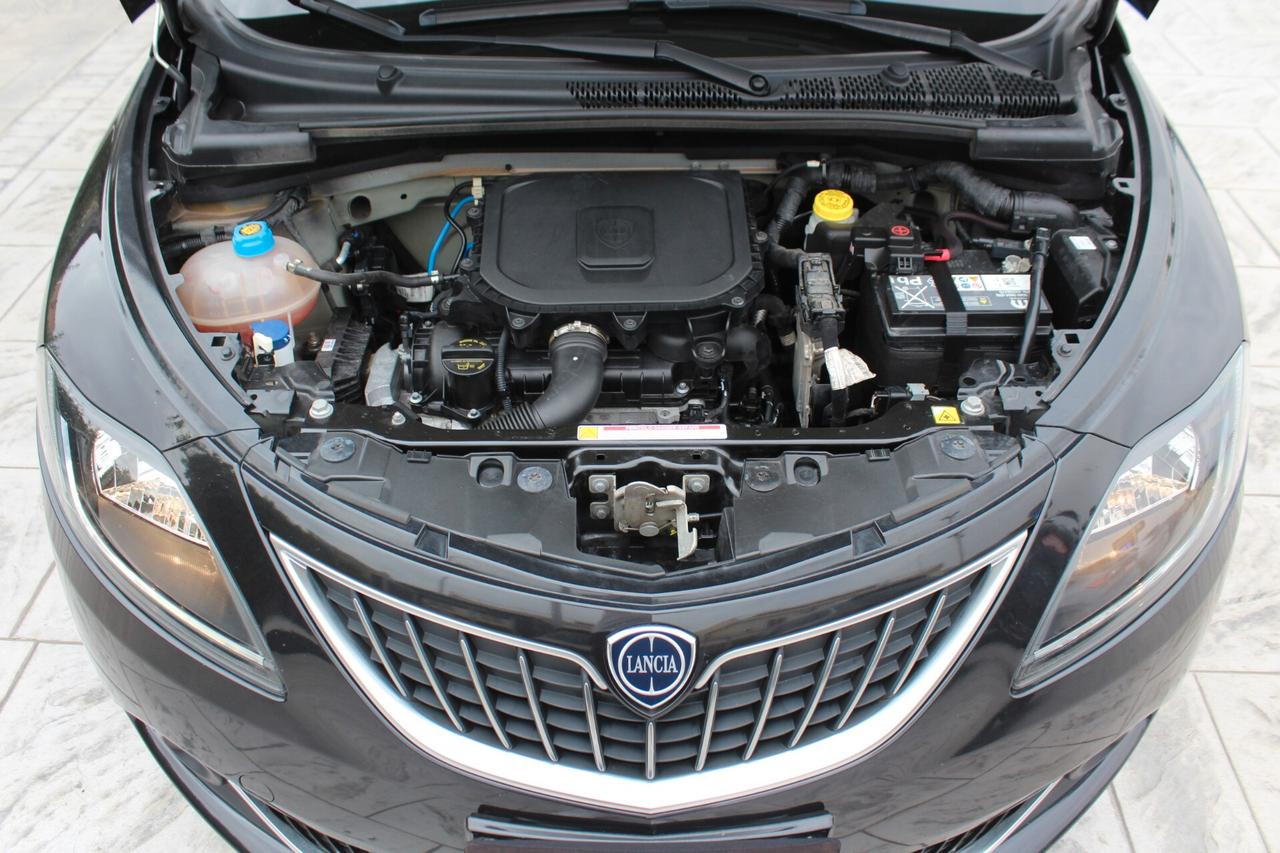 Lancia Ypsilon 1.0 FireFly 5 porte S&S Hybrid Ecochic Silver
