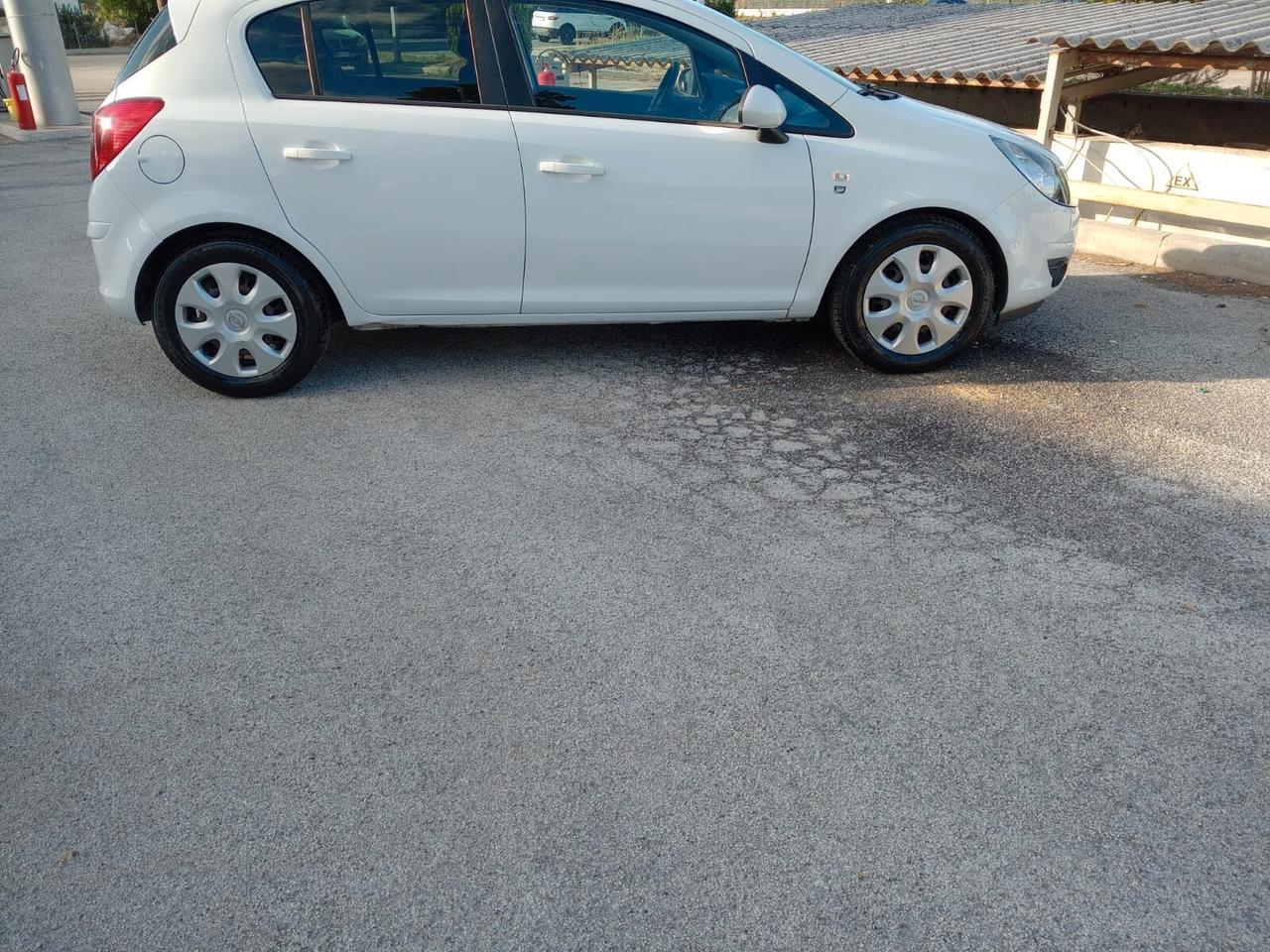 Opel Corsa 1.2 5 porte anno 2010