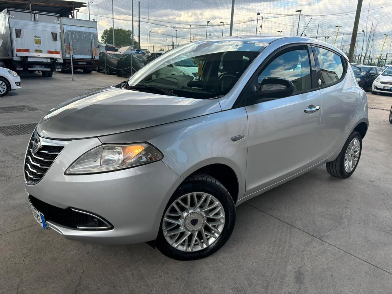 Lancia Ypsilon 0.9 TWINAIR 85 CV 5P METANO ECOCHIC GOLD
