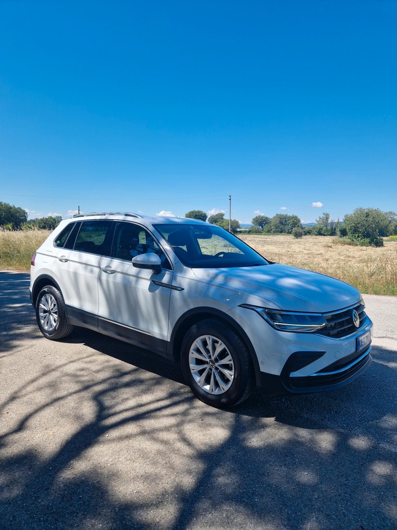 Volkswagen Tiguan 2.0 TDI SCR Life km 27.000 pari al nuovo