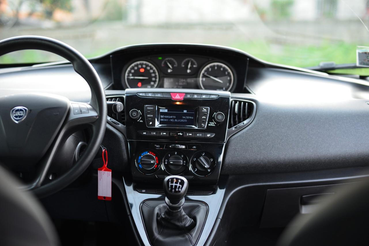 Lancia Ypsilon 1.0 FireFly 5 porte S&S Hybrid Silver