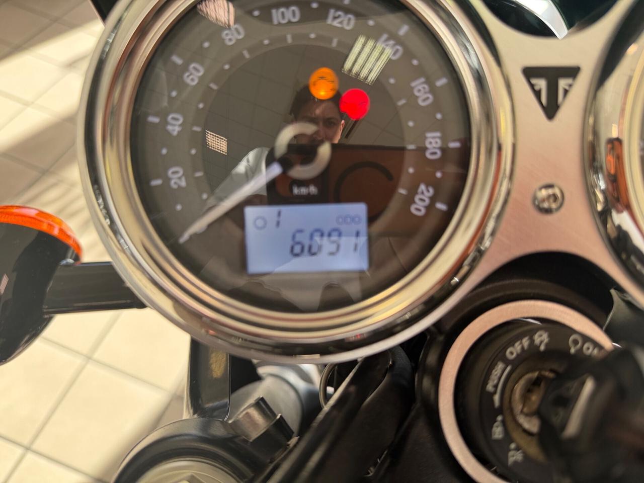 Triumph Bonneville T100 T-100 black 900ht