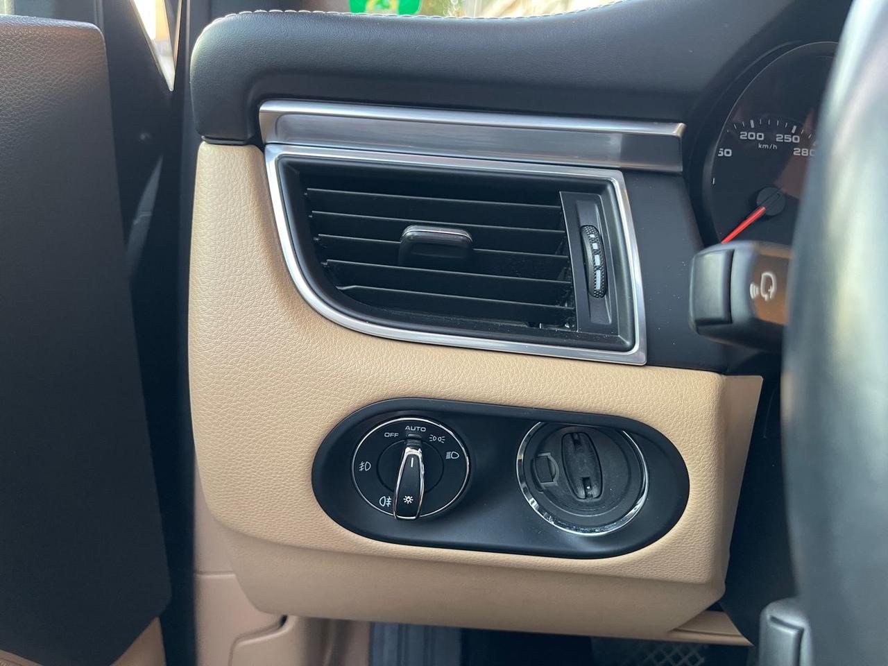 Porsche Macan -- 2.0 #7143