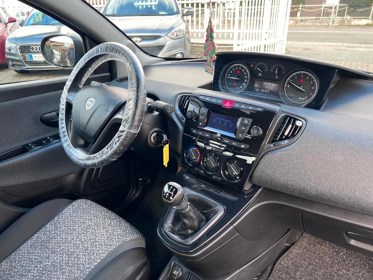 Lancia Ypsilon 1.2 69 CV 5 porte S&S Black and Noir