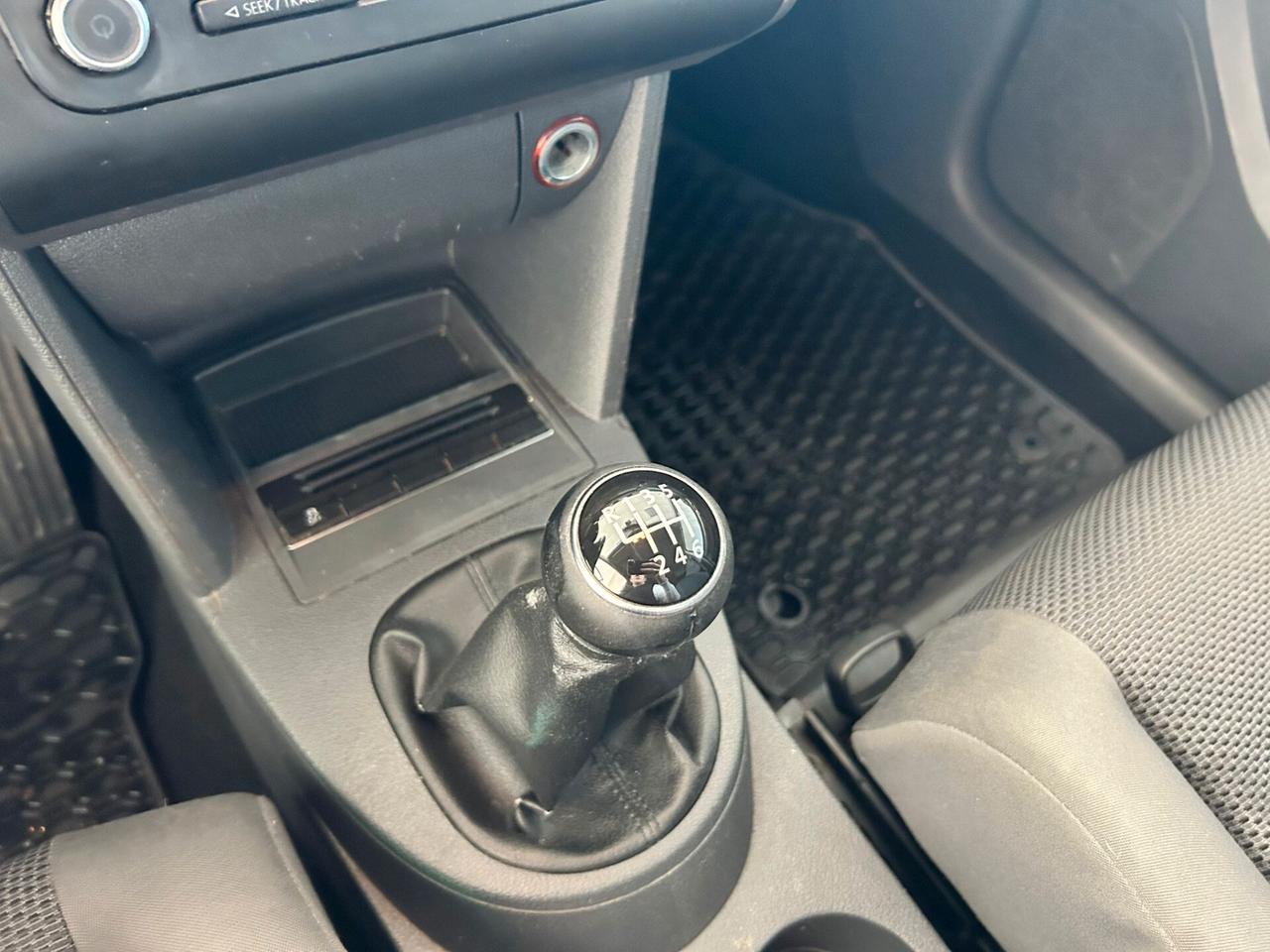 Volkswagen Touran 1.6 tdi X NEOPATENTATI 2012