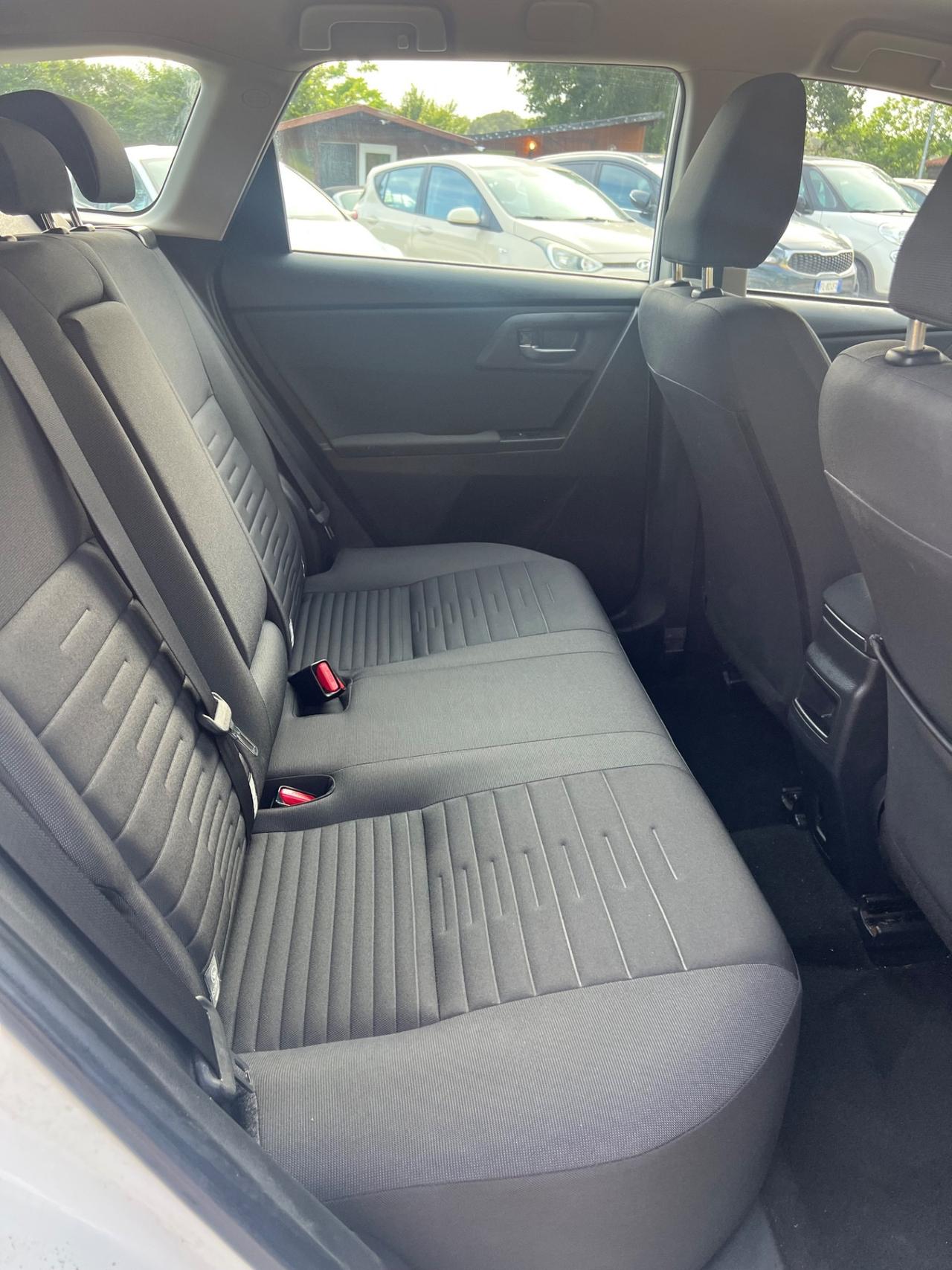 Toyota Auris Touring 1.4 D-4D Active Permute Rate Garanzia