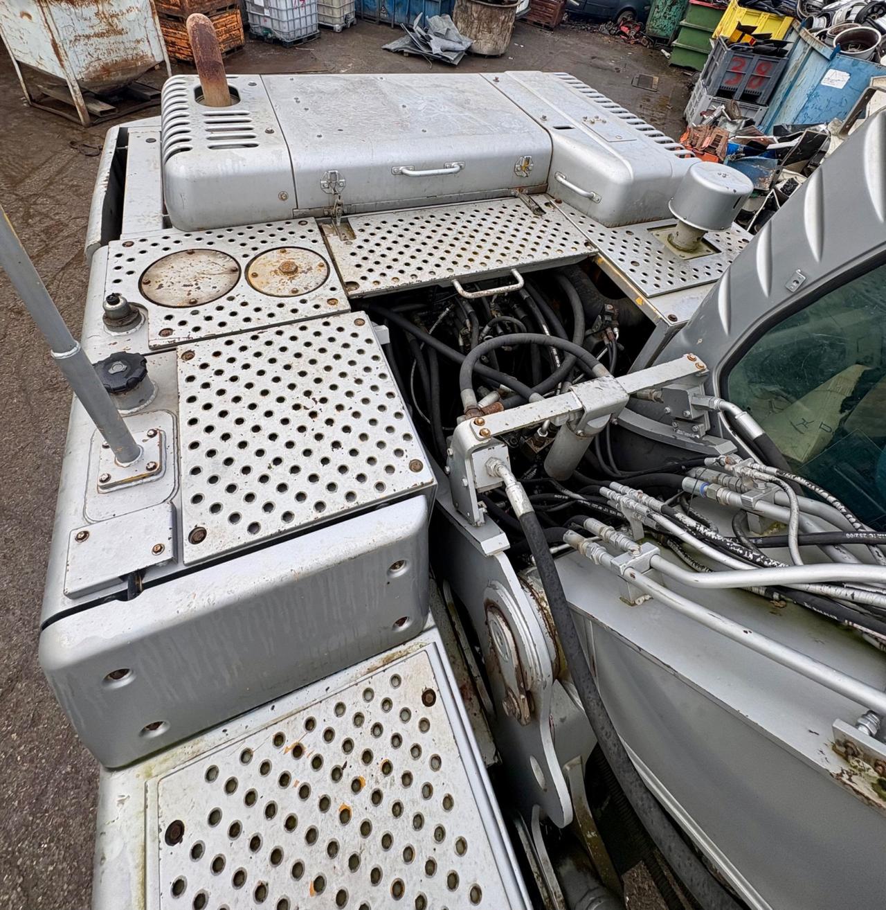 Escavatore VOLVO EC240 + cesoia per rottami