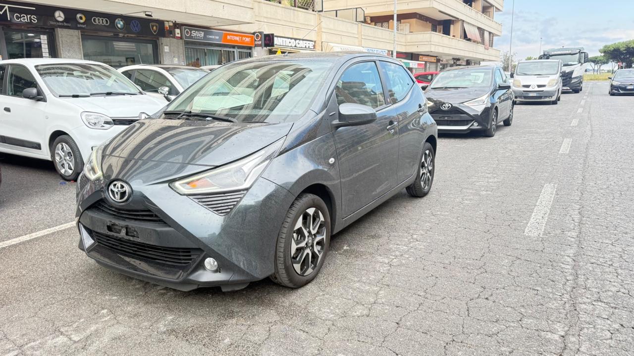 Toyota Aygo 1.0 VVT-i 72 CV 5 porte x-play MMT C.AUTOMATICO LED NAVI KAMERA PDC CERCHI 16