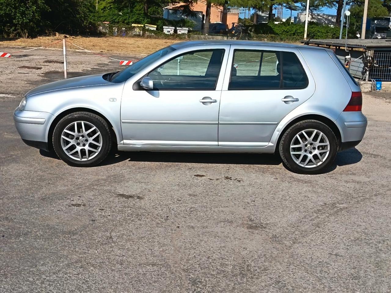 VOLKSWAGEN GOLF 4 HIGHLINE 1.6 BENZINA AUTOMATICA UNICOPROPRIETARIO – KM ORIGINALI – CAMBIO AUTOMATICO PERFETTO