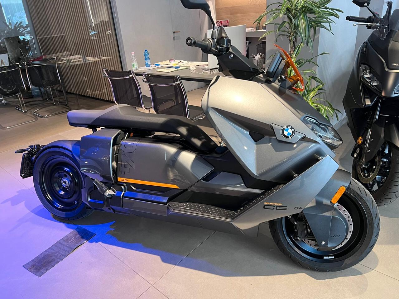 Bmw CE 04